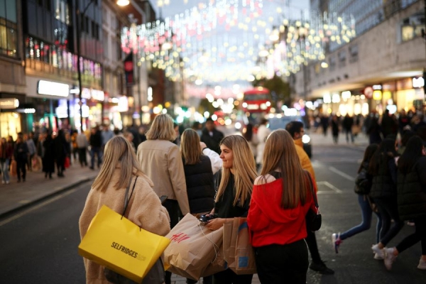 La inflación y el miedo a la recesión hacen que algunos compradores navideños cambien sus productos por otros más baratos