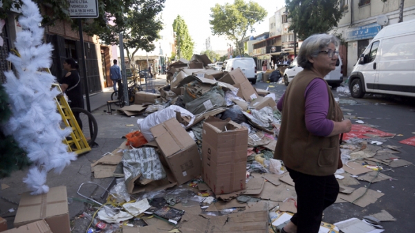 Toneladas de basura aún se acumulan en el barrio Meiggs: Locatarios culpan al comercio ambulante y efectos del paro